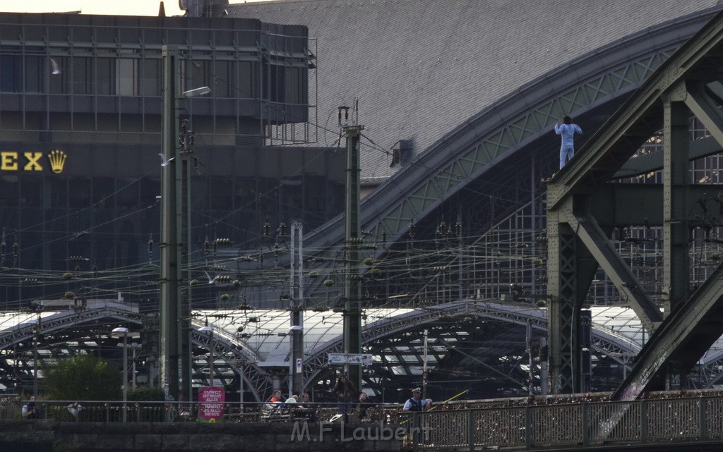 PSpringt kein Suizid Brueckenspringer Koeln Hohenzollernbruecke P215.JPG - Miklos Laubert